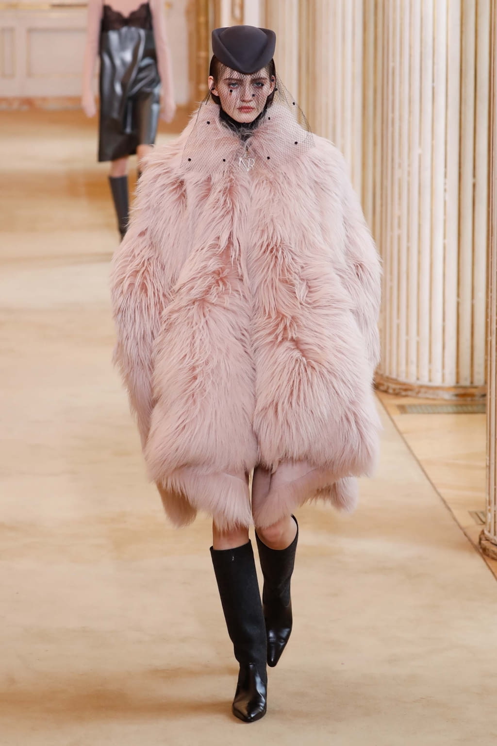 Fashion Week Paris Fall/Winter 2018 look 15 from the Nina Ricci collection 女装