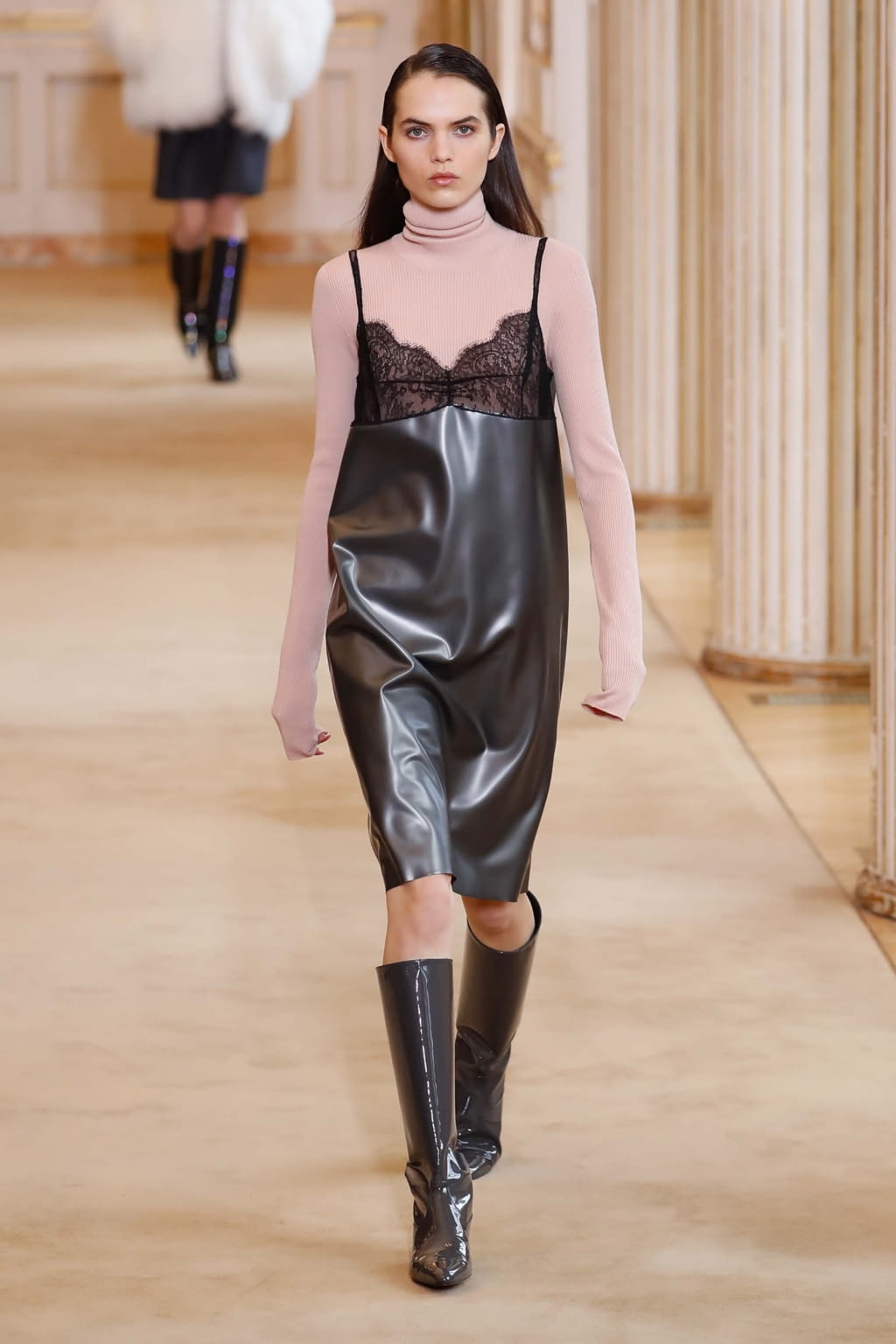 Fashion Week Paris Fall/Winter 2018 look 16 from the Nina Ricci collection 女装