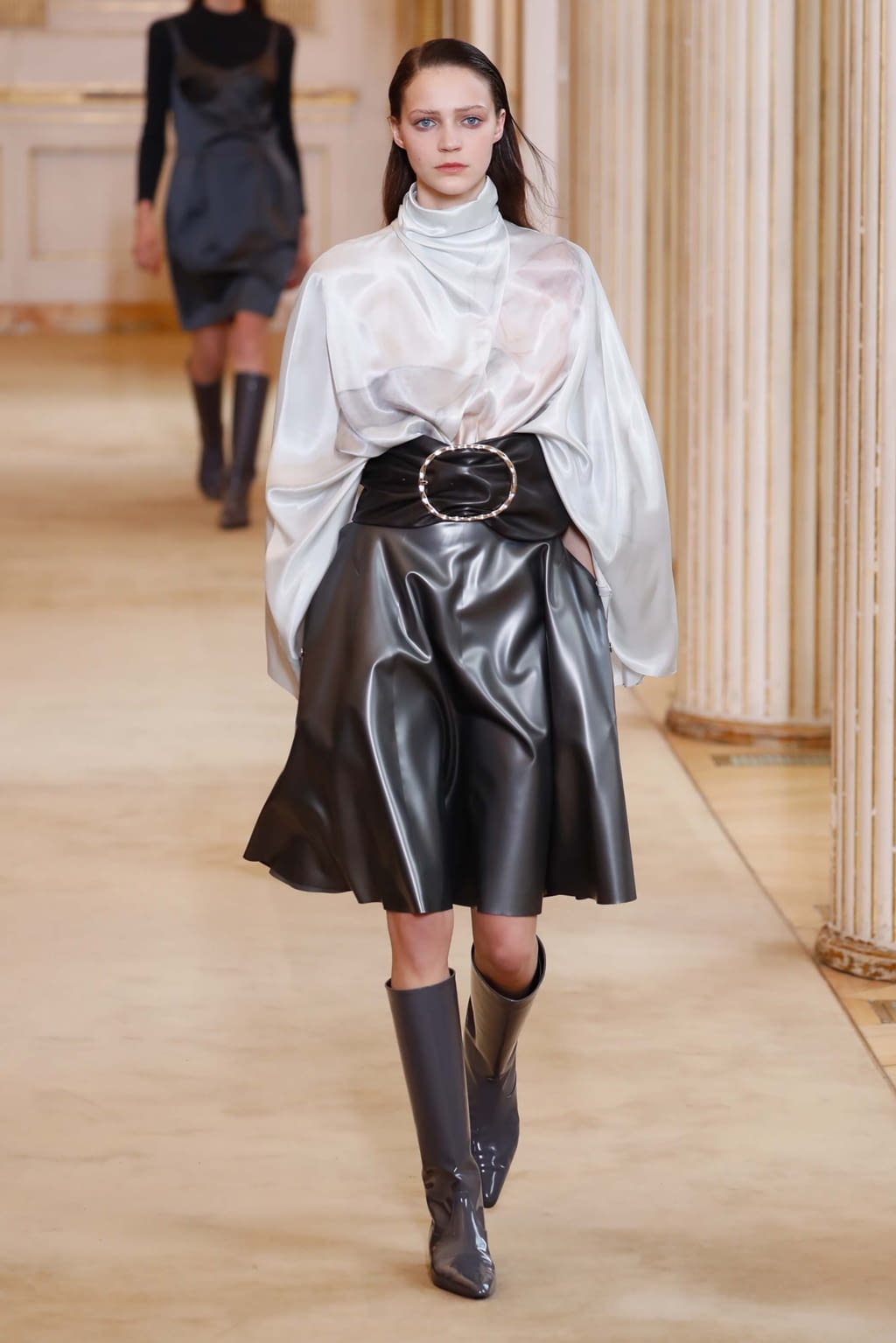 Fashion Week Paris Fall/Winter 2018 look 21 from the Nina Ricci collection 女装