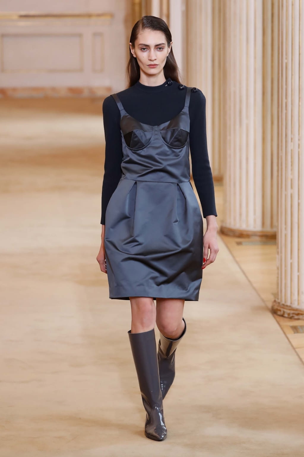 Fashion Week Paris Fall/Winter 2018 look 22 from the Nina Ricci collection womenswear