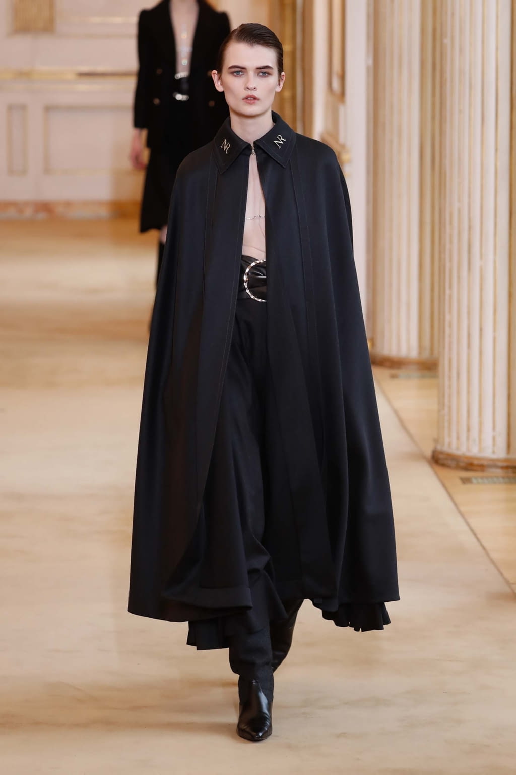 Fashion Week Paris Fall/Winter 2018 look 24 from the Nina Ricci collection 女装