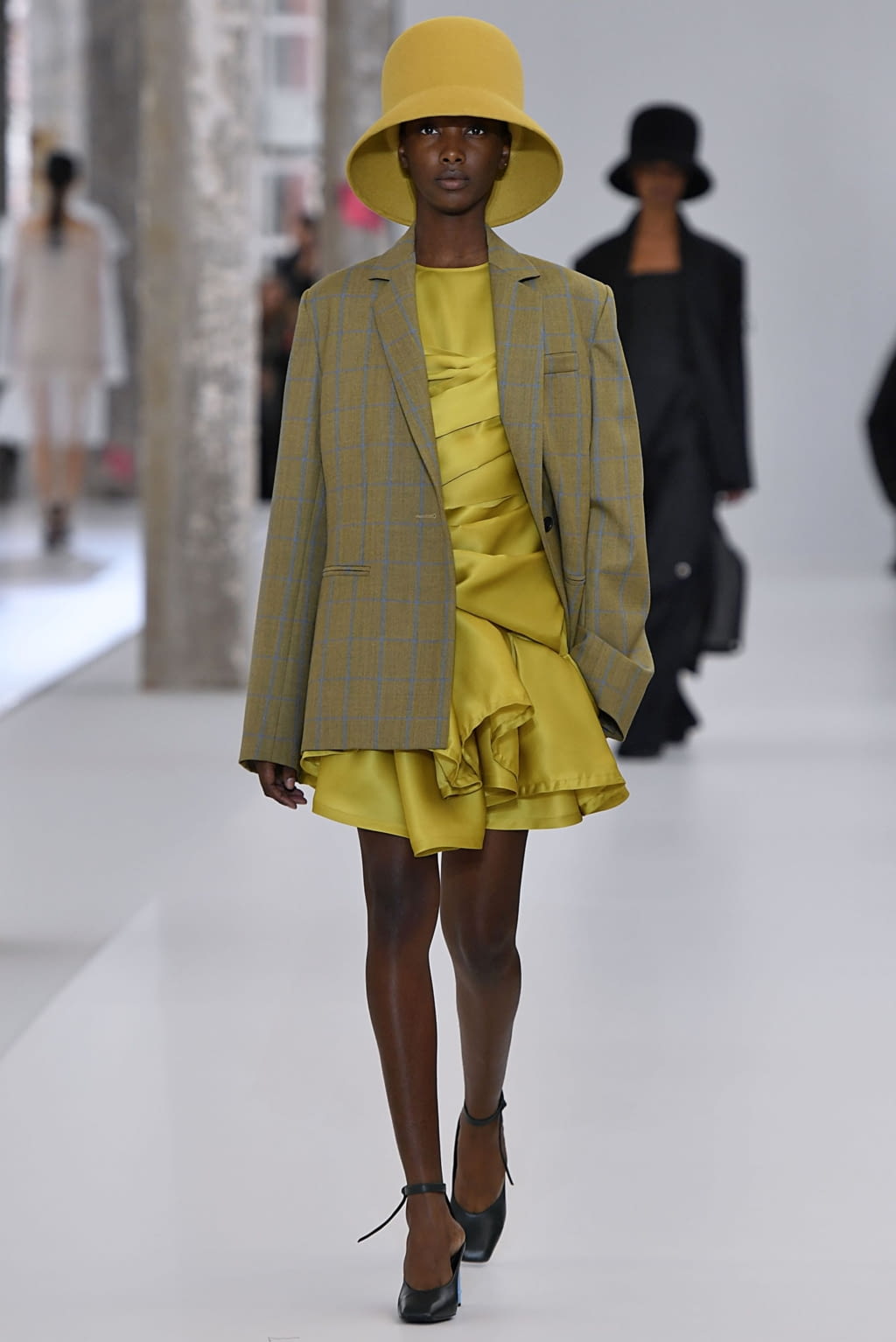 Fashion Week Paris Fall/Winter 2019 look 17 from the Nina Ricci collection womenswear