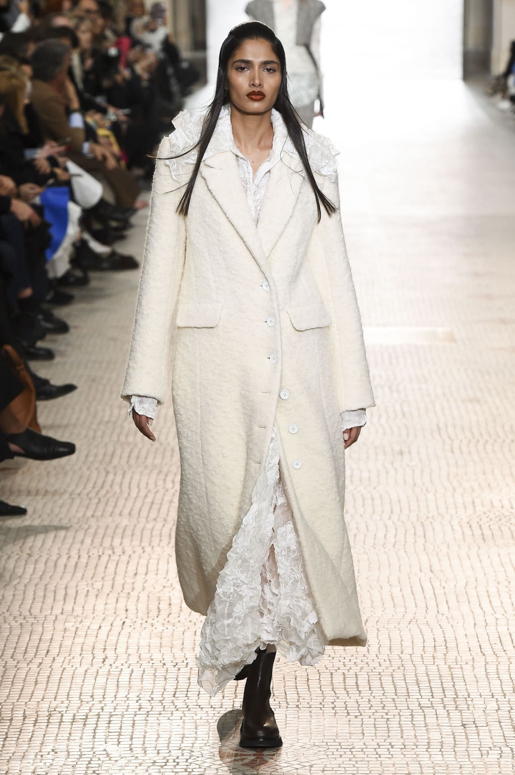 Fashion Week Paris Fall/Winter 2020 look 1 from the Nina Ricci collection 女装