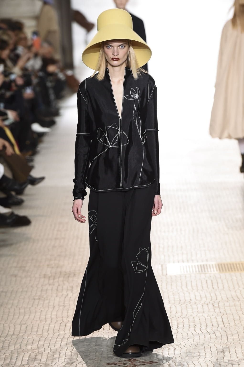 Fashion Week Paris Fall/Winter 2020 look 23 from the Nina Ricci collection womenswear