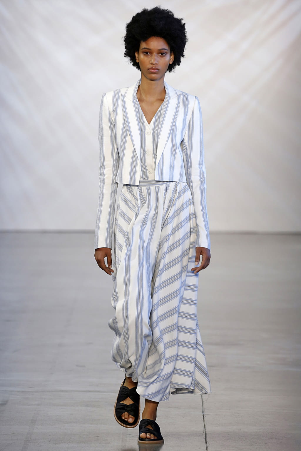 Fashion Week New York Spring/Summer 2019 look 1 from the Noon by Noor collection 女装