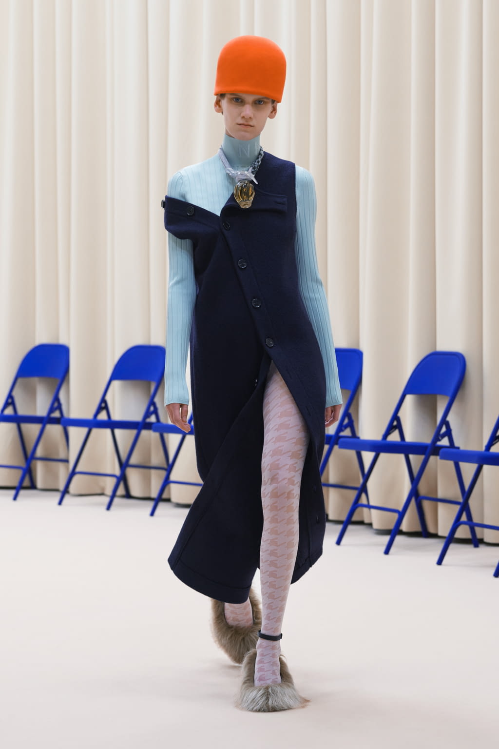 Fashion Week Paris Fall/Winter 2021 look 24 from the Nina Ricci collection 女装