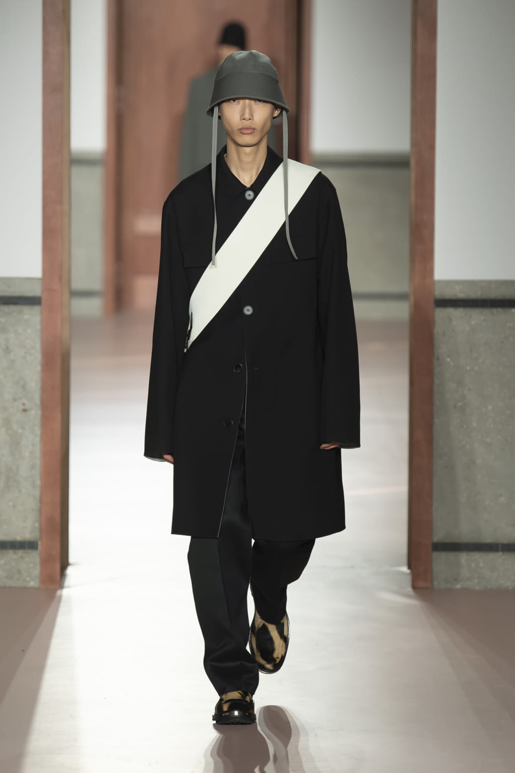 Fashion Week Paris Fall/Winter 2020 look 6 from the OAMC collection 男装