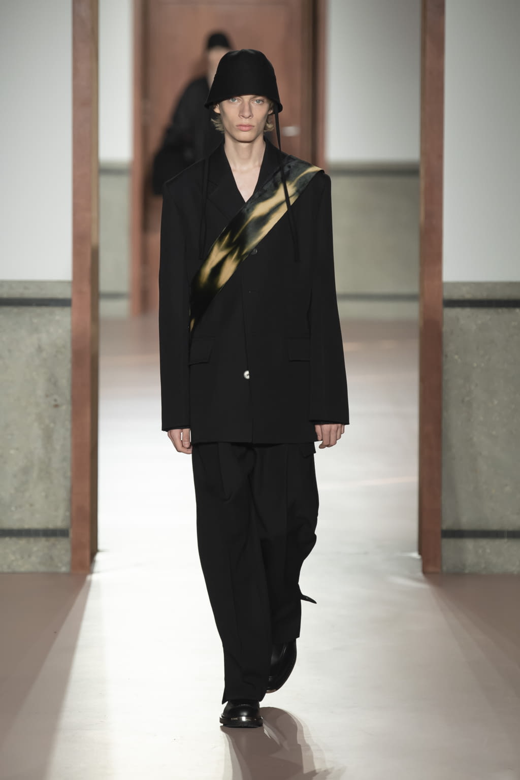 Fashion Week Paris Fall/Winter 2020 look 8 from the OAMC collection 男装