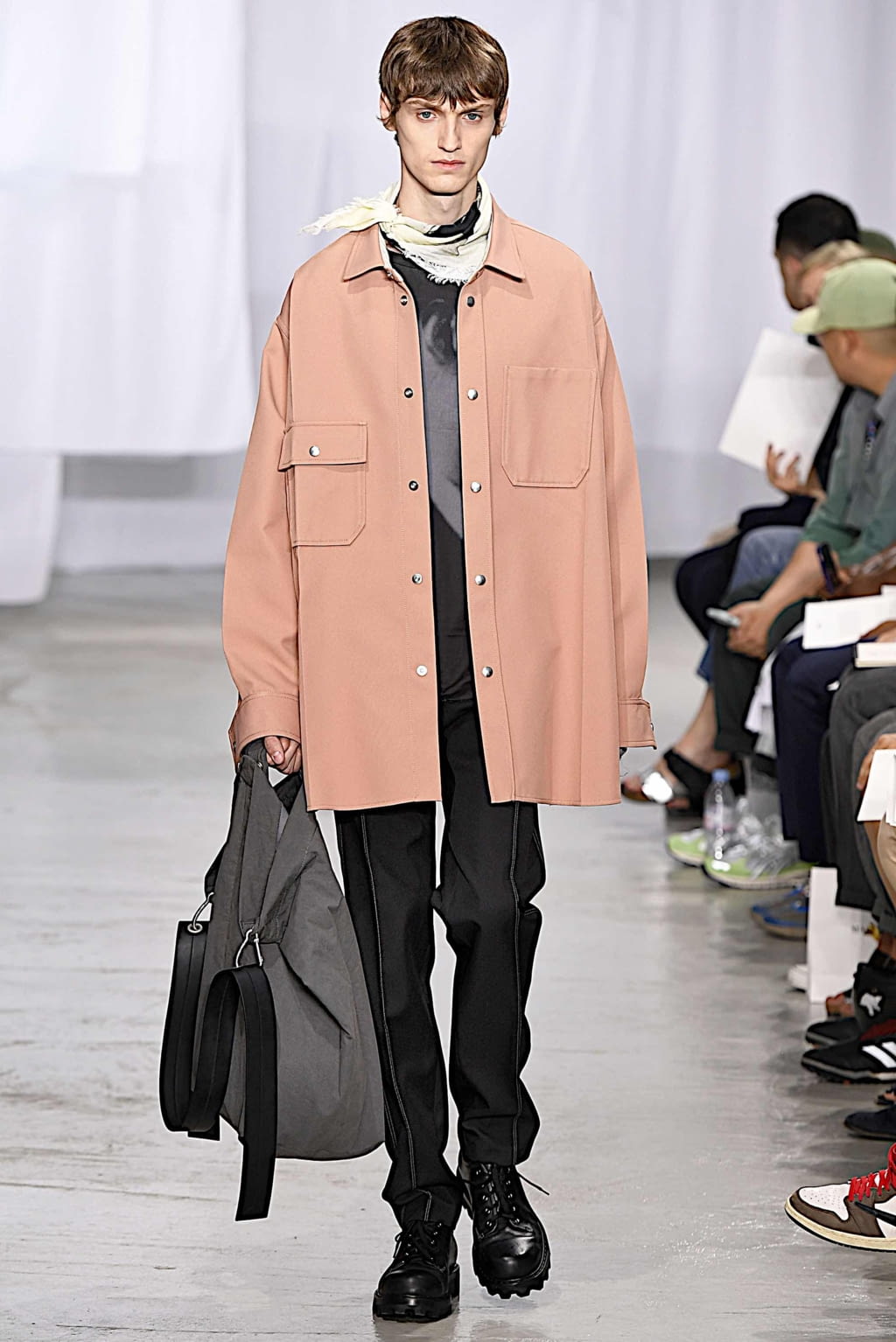 Fashion Week Paris Spring/Summer 2020 look 16 from the OAMC collection 男装