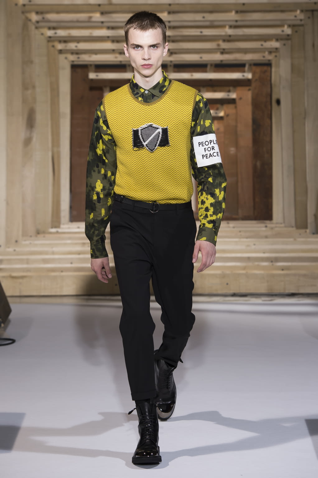 Fashion Week Paris Spring/Summer 2018 look 25 from the OAMC collection 男装