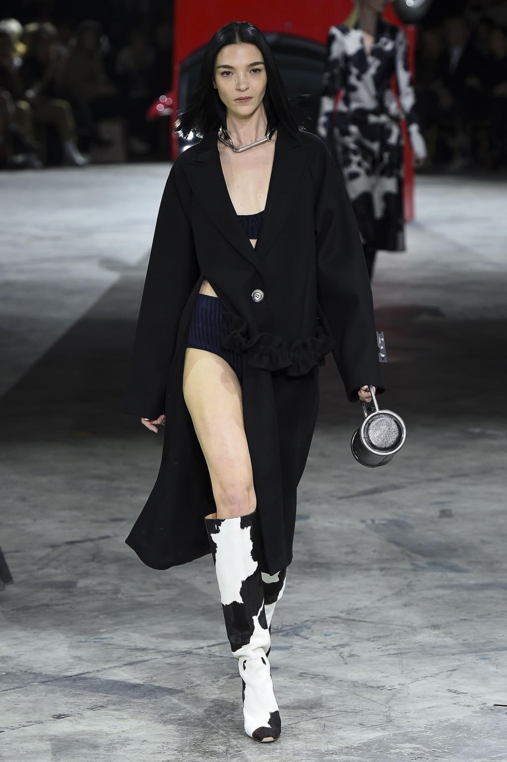 Fashion Week Paris Fall/Winter 2020 look 2 from the Off-White collection 女装