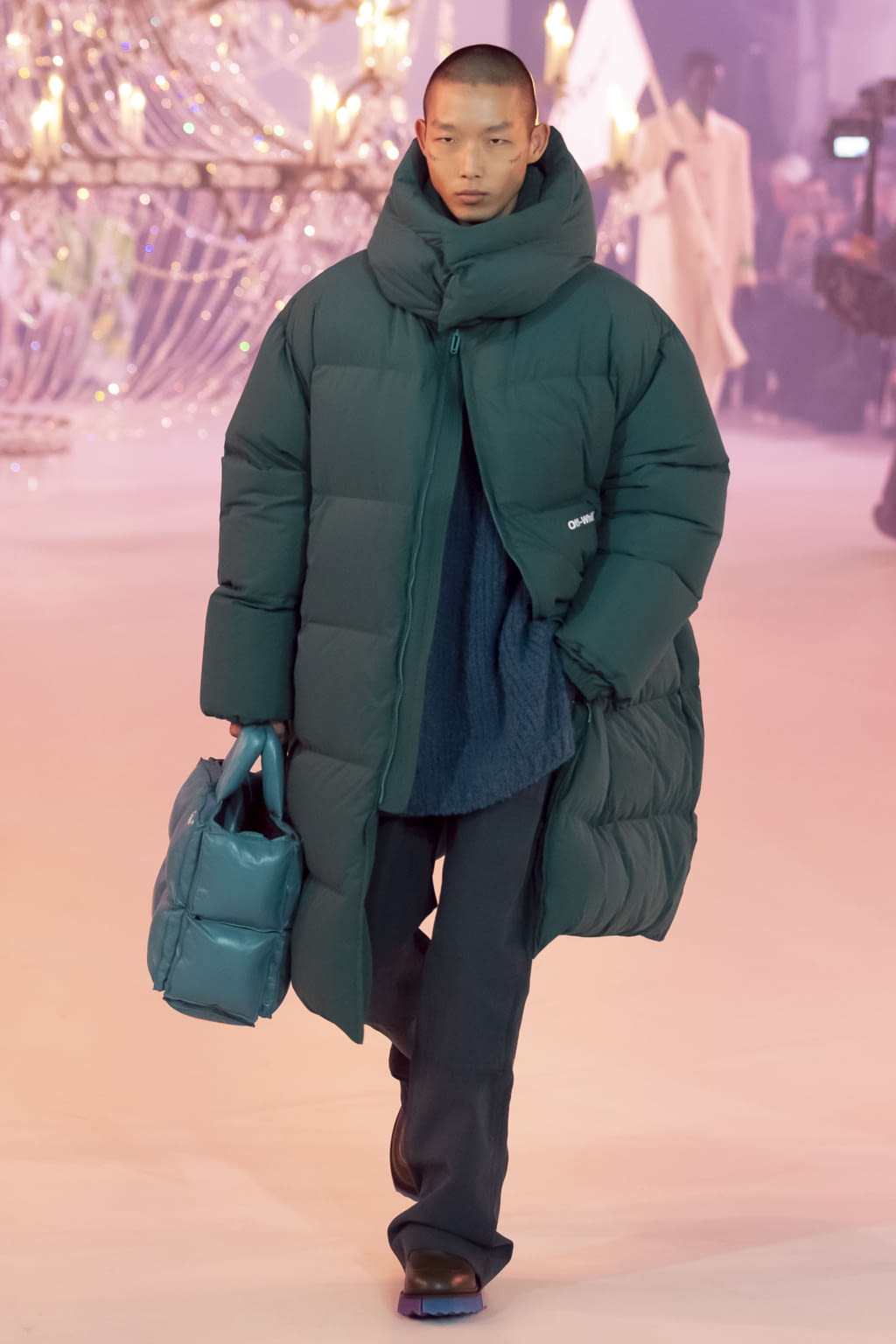 Fashion Week Paris Fall/Winter 2022 look 21 from the Off-White collection 女装