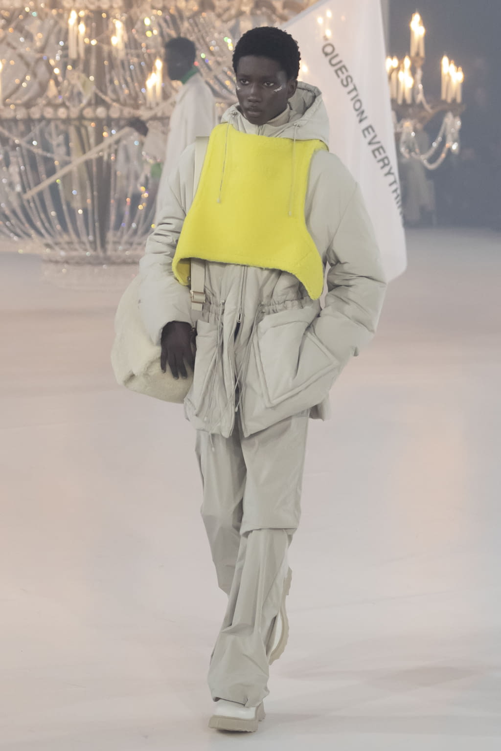Fashion Week Paris Fall/Winter 2022 look 27 from the Off-White collection 女装