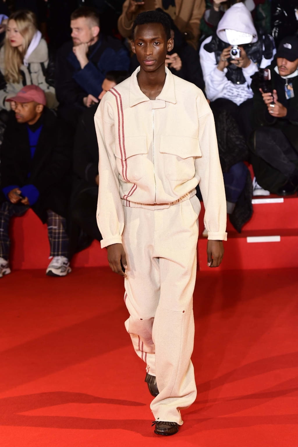 Fashion Week Paris Fall/Winter 2018 look 14 from the Off-White collection menswear