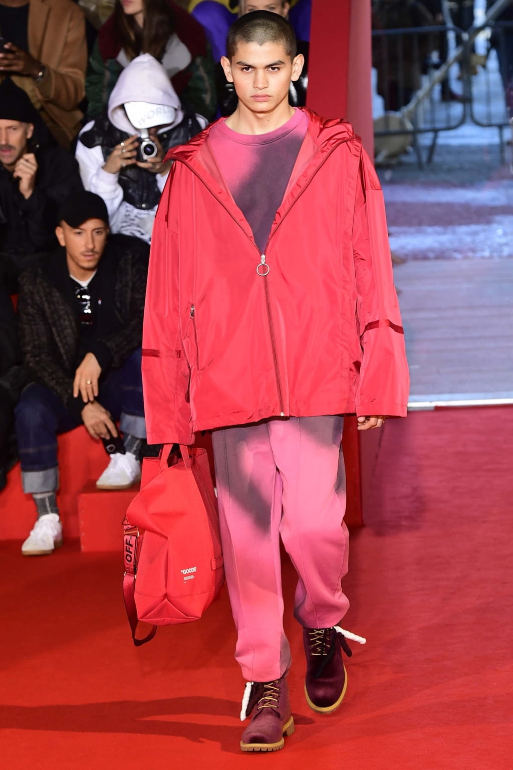 Fashion Week Paris Fall/Winter 2018 look 30 from the Off-White collection 男装