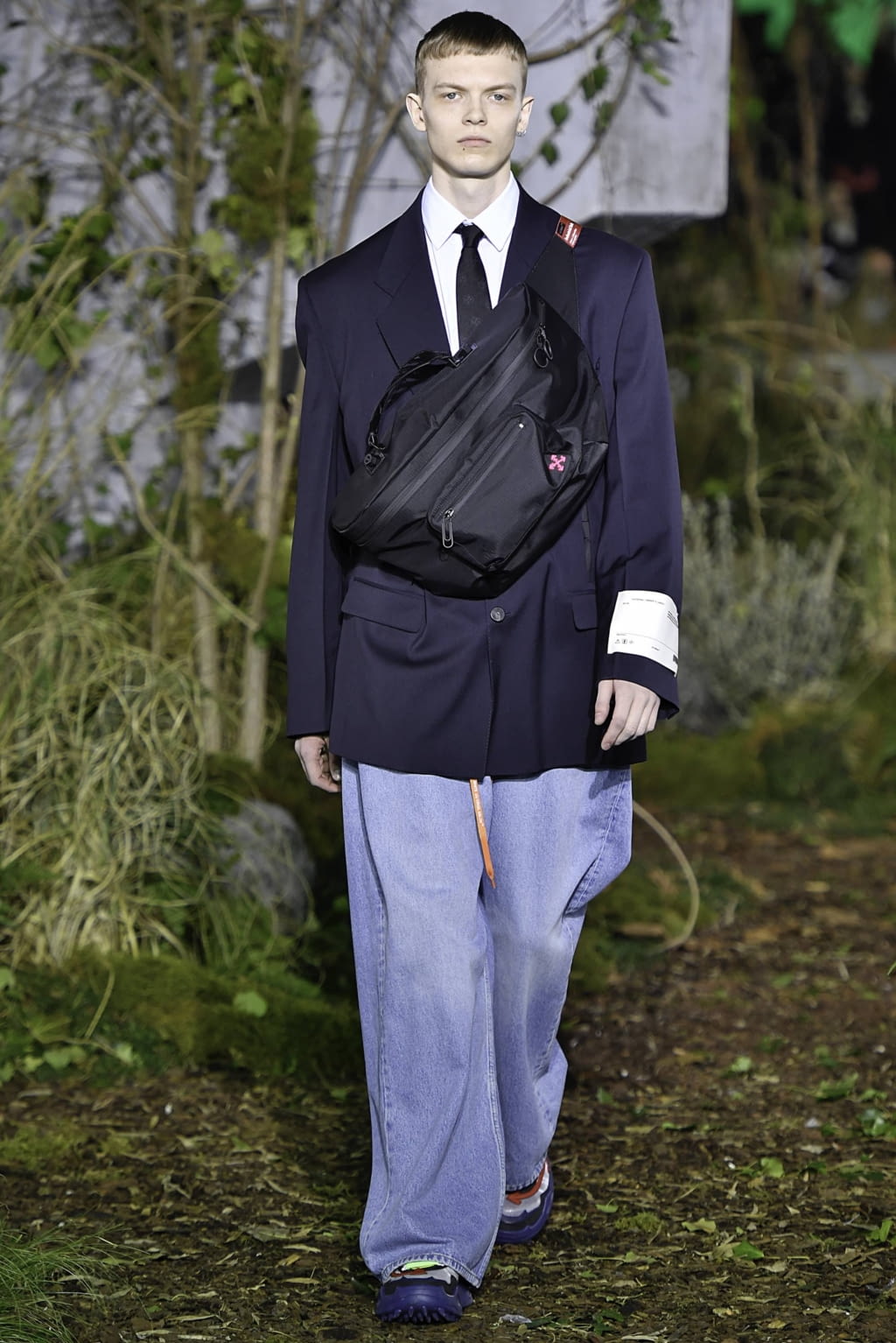 Fashion Week Paris Fall/Winter 2019 look 2 from the Off-White collection 男装