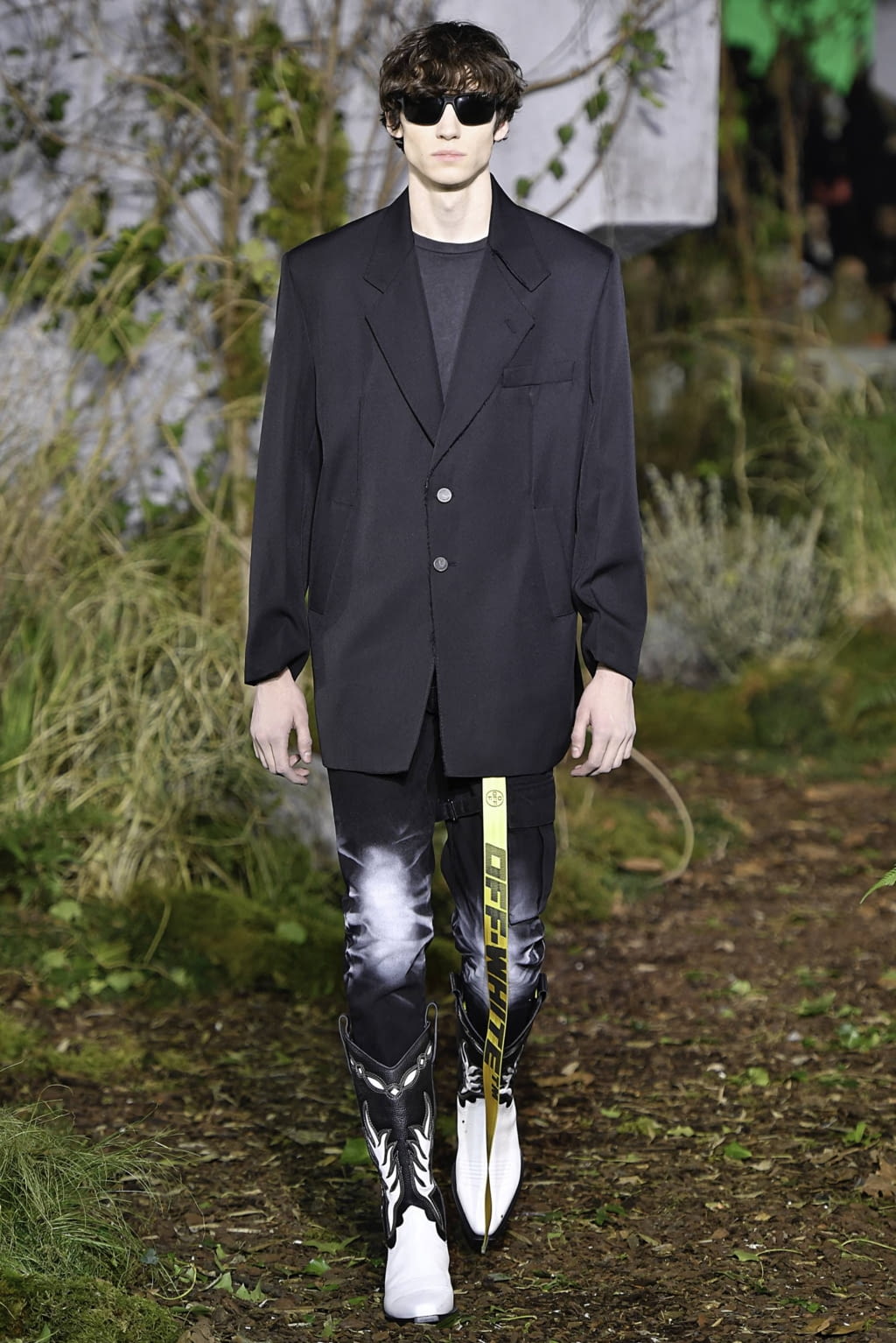 Fashion Week Paris Fall/Winter 2019 look 10 from the Off-White collection menswear