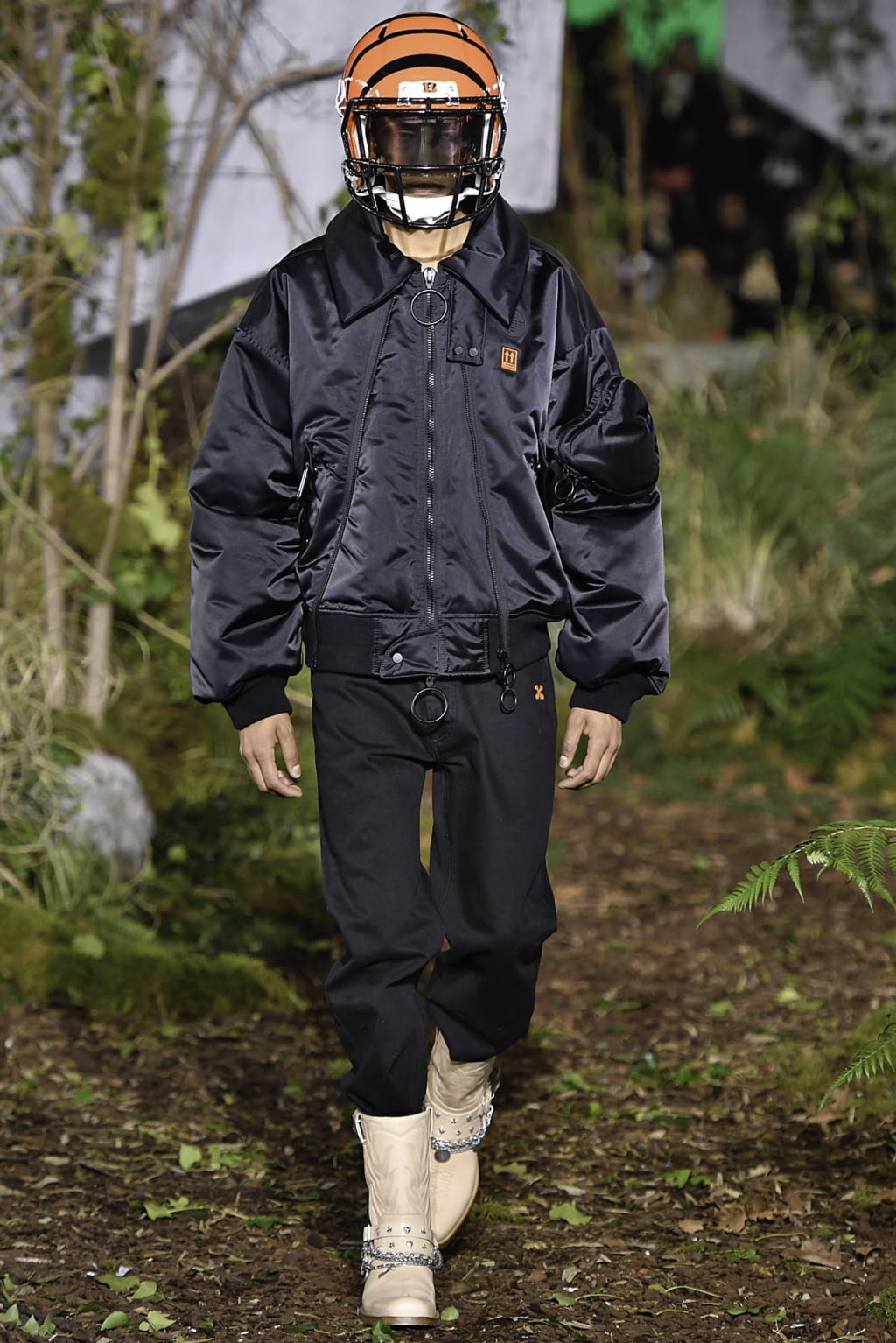 Fashion Week Paris Fall/Winter 2019 look 37 from the Off-White collection menswear