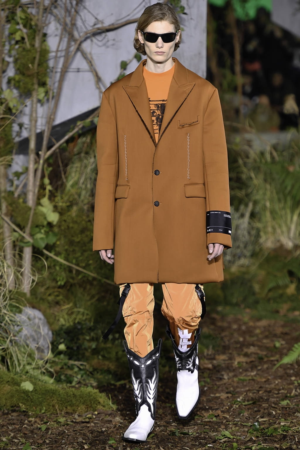 Fashion Week Paris Fall/Winter 2019 look 39 from the Off-White collection 男装
