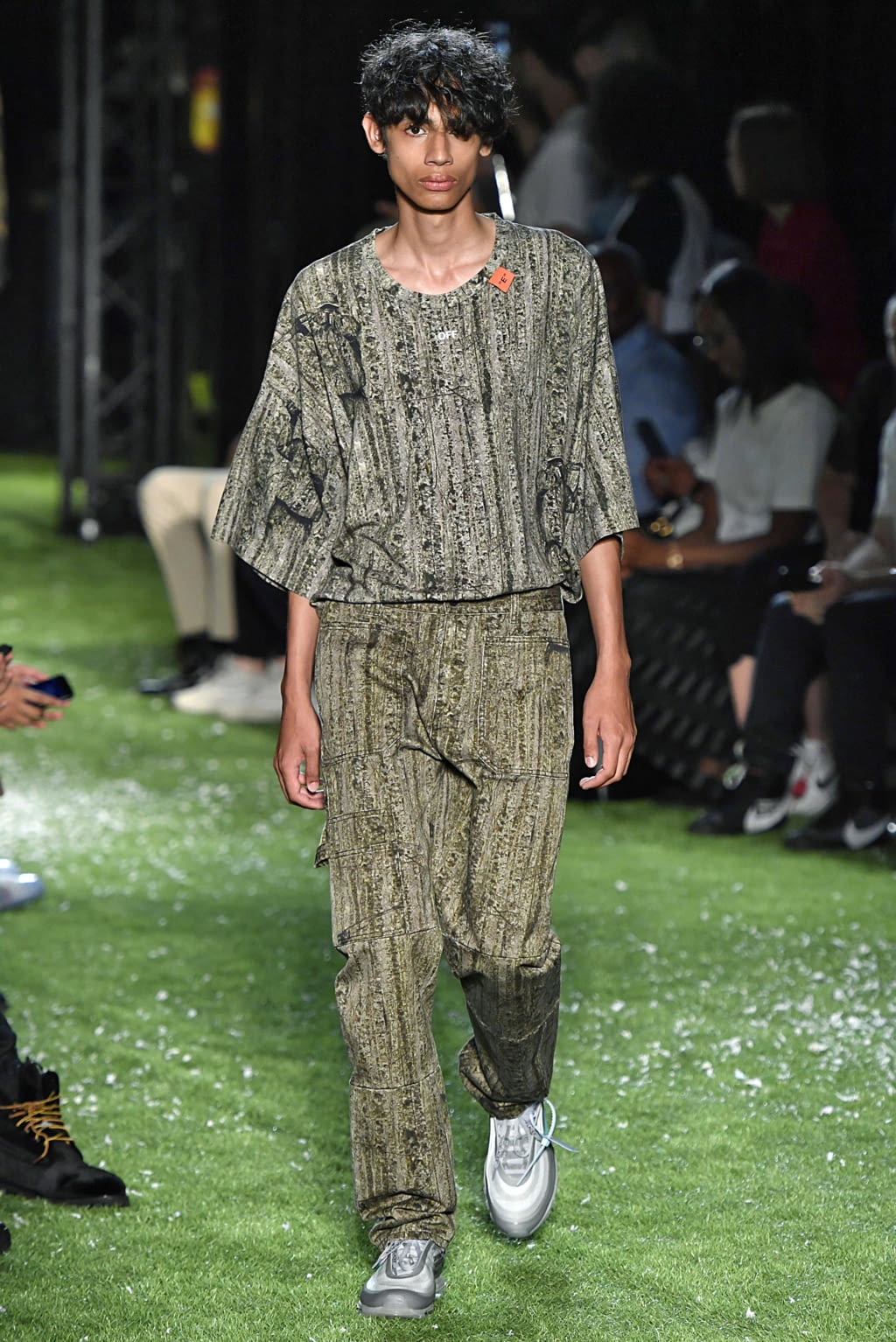 Fashion Week Paris Spring/Summer 2019 look 19 from the Off-White collection menswear