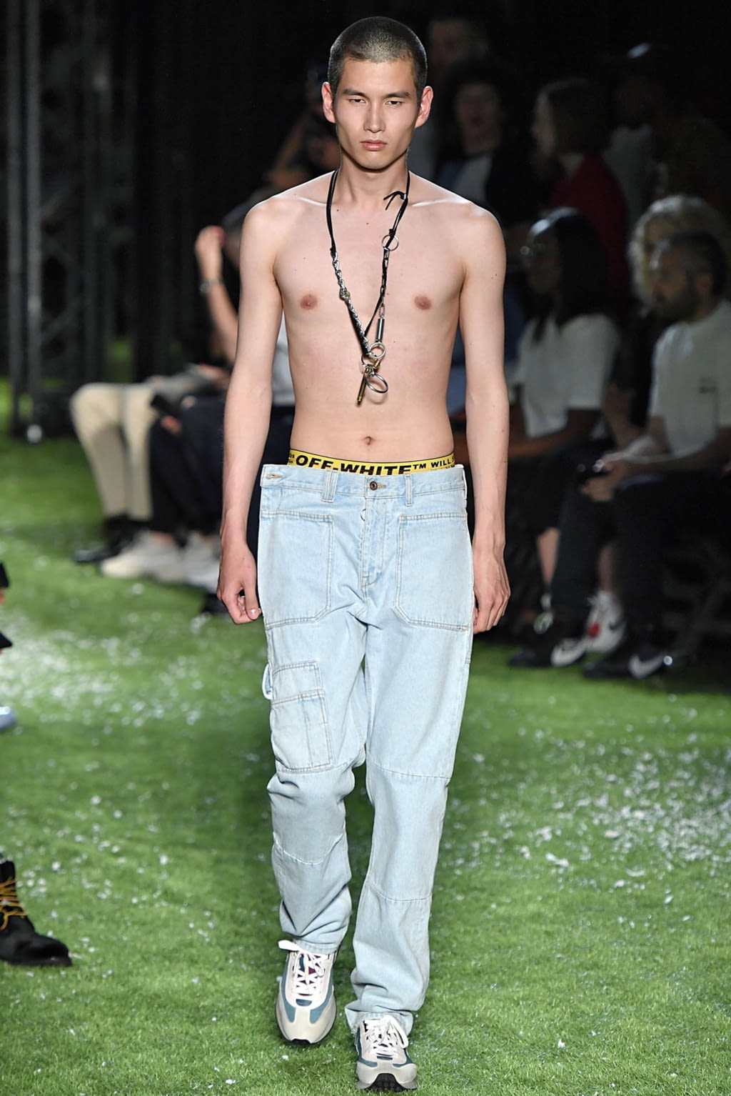 Fashion Week Paris Spring/Summer 2019 look 26 from the Off-White collection 男装