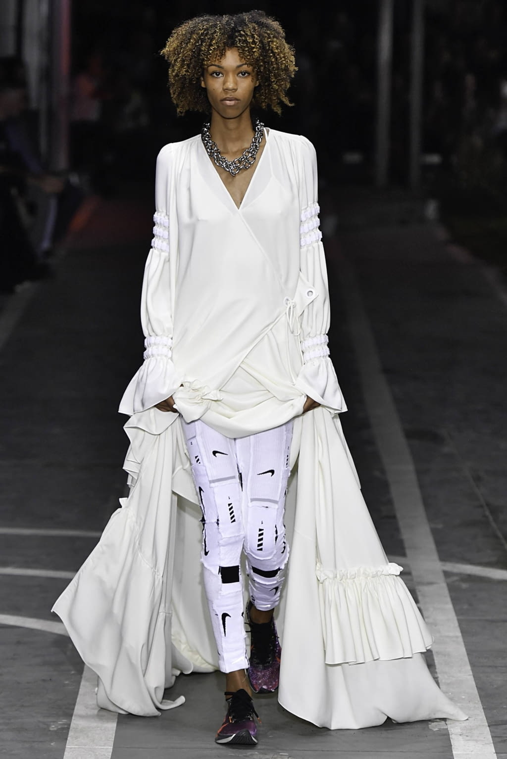 Fashion Week Paris Spring/Summer 2019 look 5 from the Off-White collection womenswear
