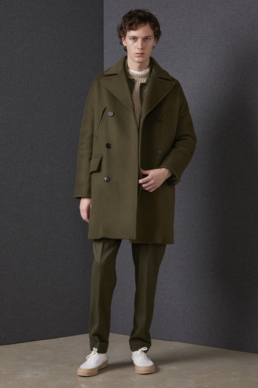 Fashion Week Paris Fall/Winter 2022 look 27 from the Officine Générale collection menswear