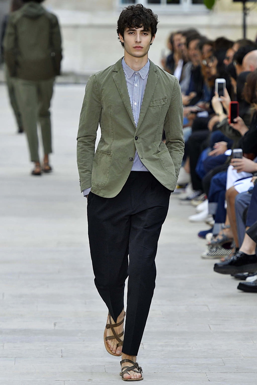 Fashion Week Paris Spring/Summer 2019 look 42 from the Officine Générale collection 男装
