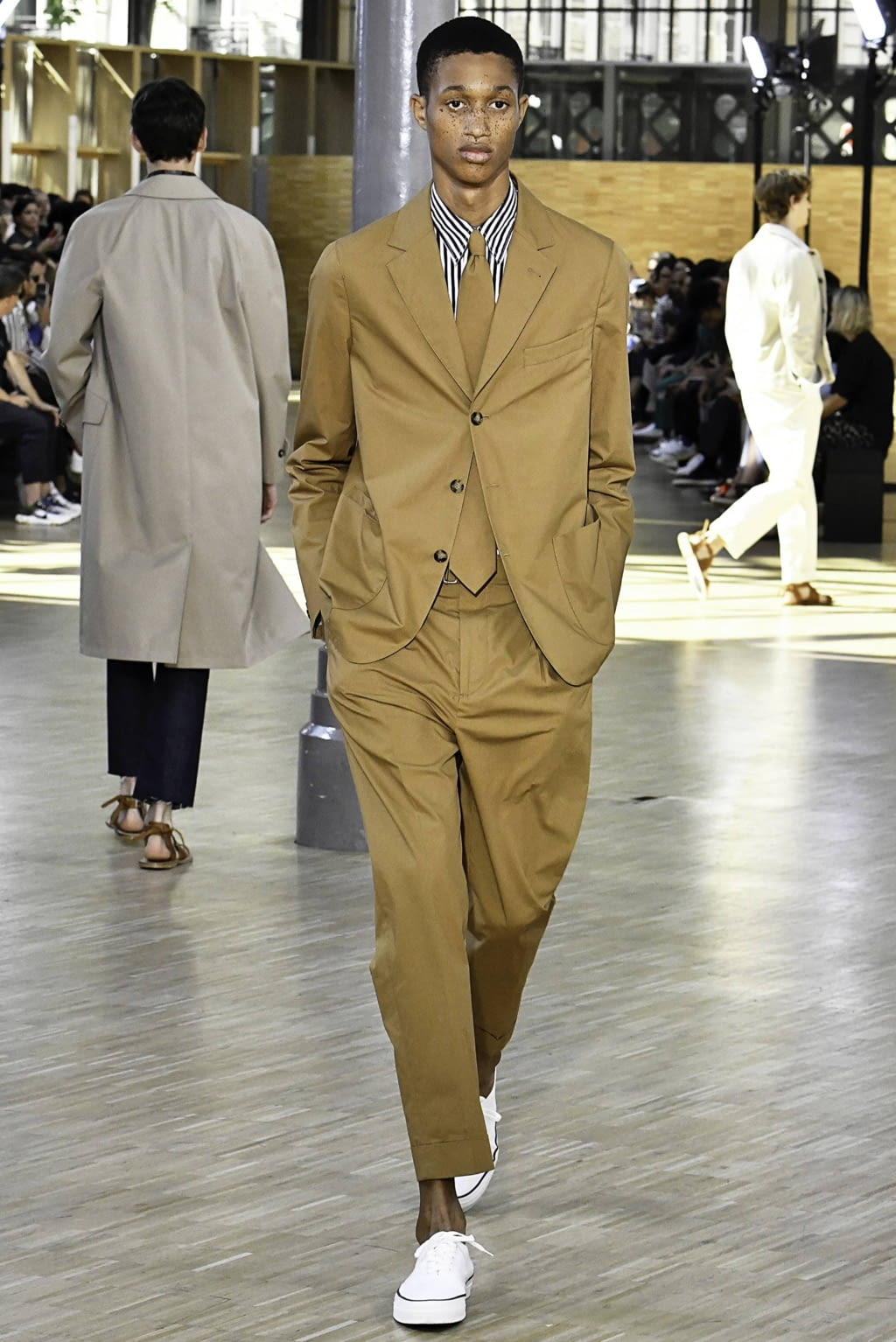 Fashion Week Paris Spring/Summer 2020 look 20 from the Officine Générale collection 男装