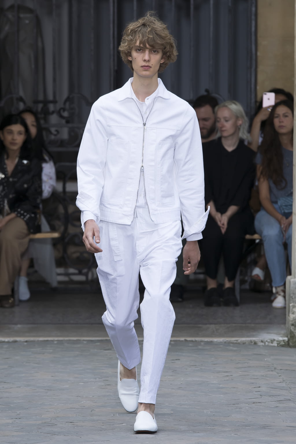 Fashion Week Paris Spring/Summer 2018 look 1 from the Officine Générale collection 男装
