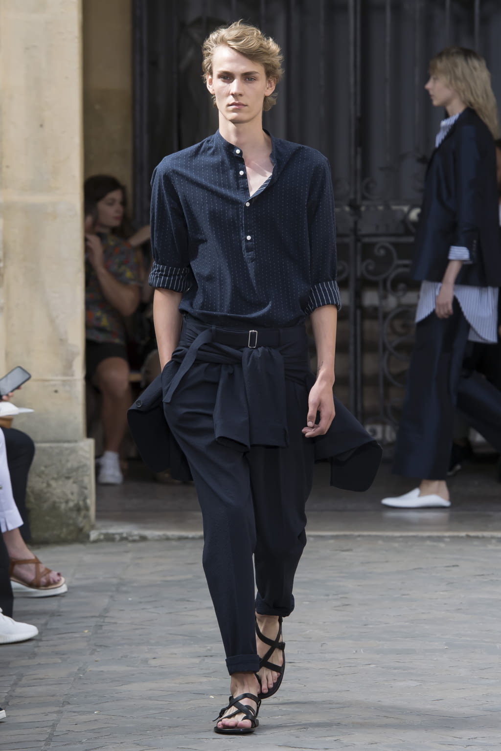 Fashion Week Paris Spring/Summer 2018 look 13 from the Officine Générale collection 男装