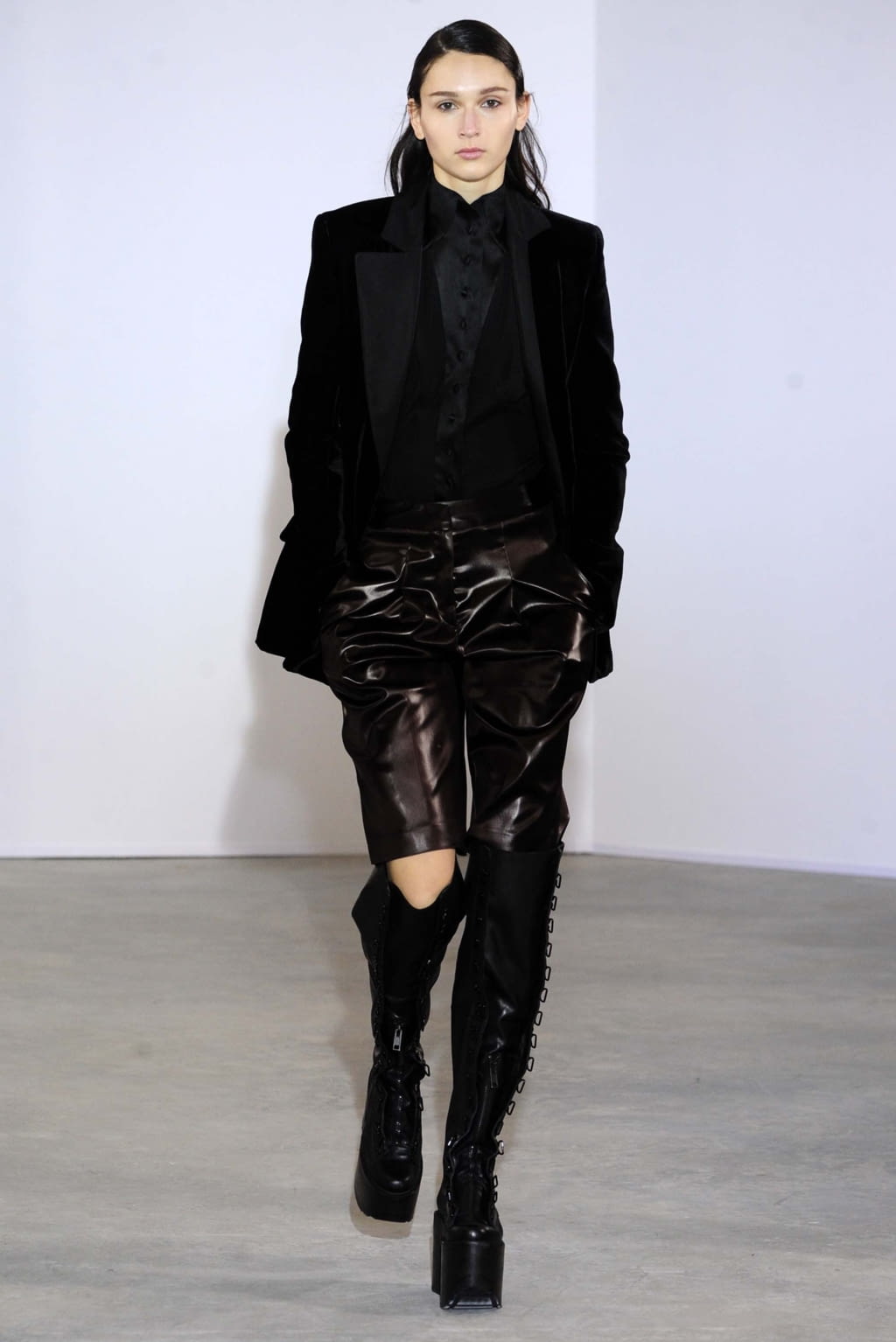 Fashion Week Paris Fall/Winter 2018 look 6 from the Olivier Theyskens collection womenswear