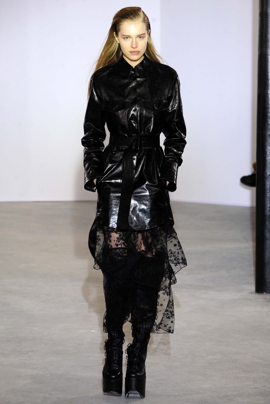 Fashion Week Paris Fall/Winter 2018 look 9 from the Olivier Theyskens collection womenswear