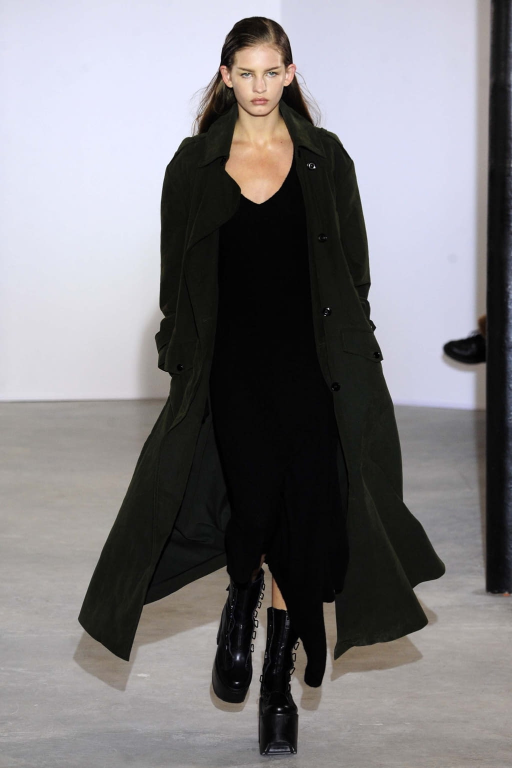 Fashion Week Paris Fall/Winter 2018 look 17 from the Olivier Theyskens collection womenswear