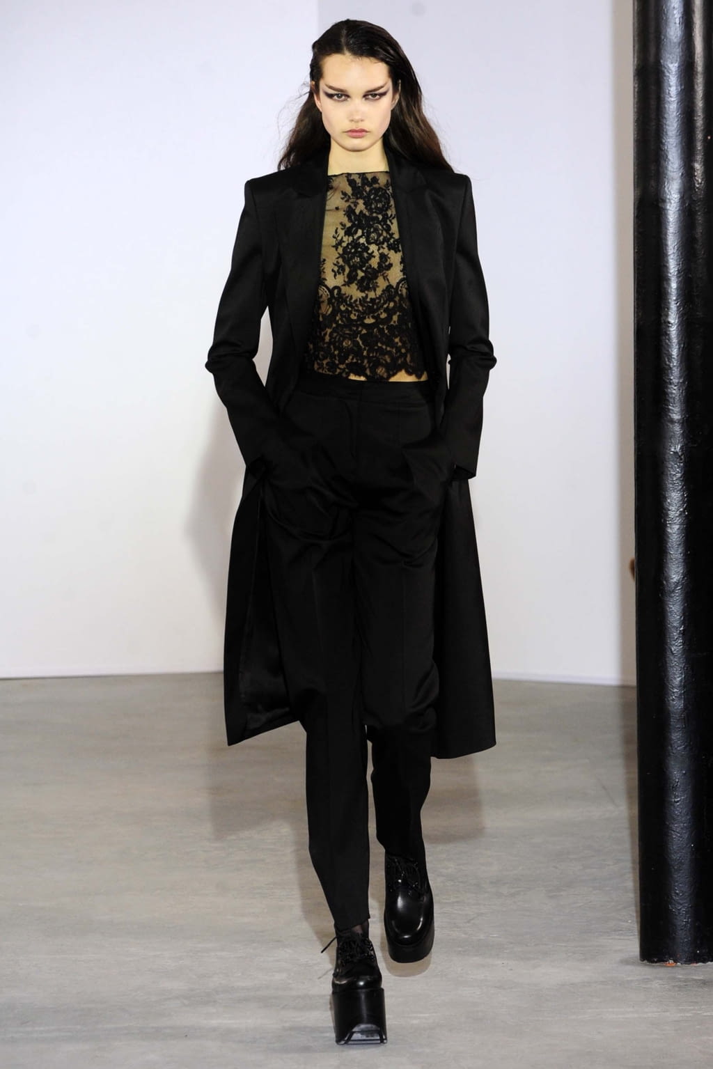 Fashion Week Paris Fall/Winter 2018 look 31 from the Olivier Theyskens collection 女装