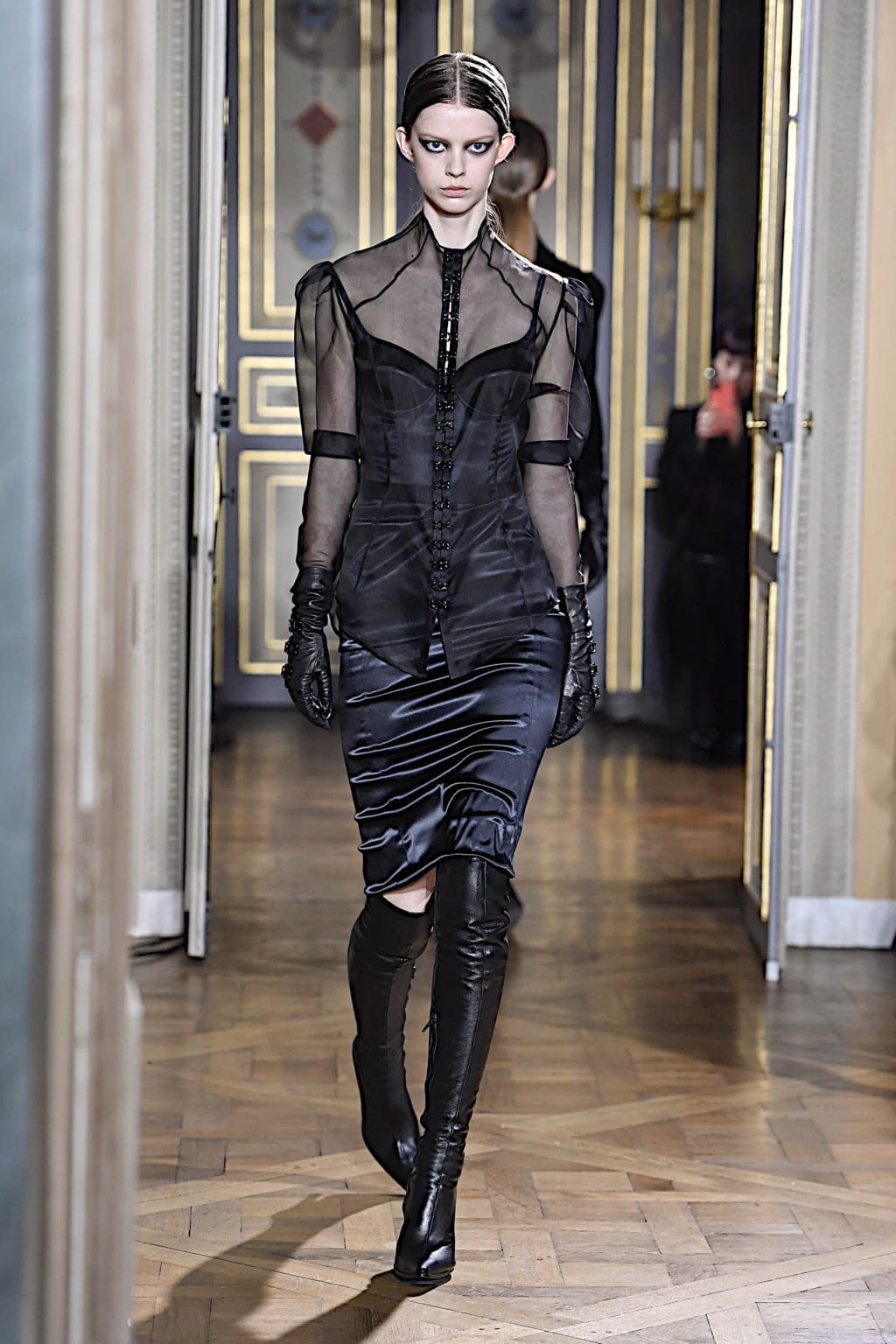 Fashion Week Paris Fall/Winter 2020 look 15 from the Olivier Theyskens collection 女装