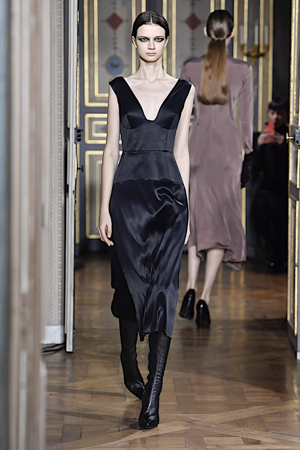 Fashion Week Paris Fall/Winter 2020 look 23 from the Olivier Theyskens collection womenswear