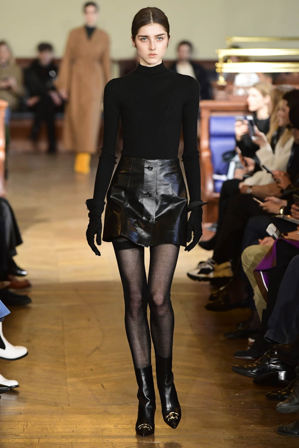 Fashion Week Paris Fall/Winter 2017 look 2 de la collection Olivier Theyskens womenswear