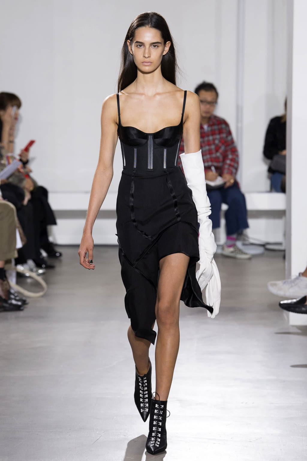 Fashion Week Paris Spring/Summer 2018 look 2 from the Olivier Theyskens collection 女装