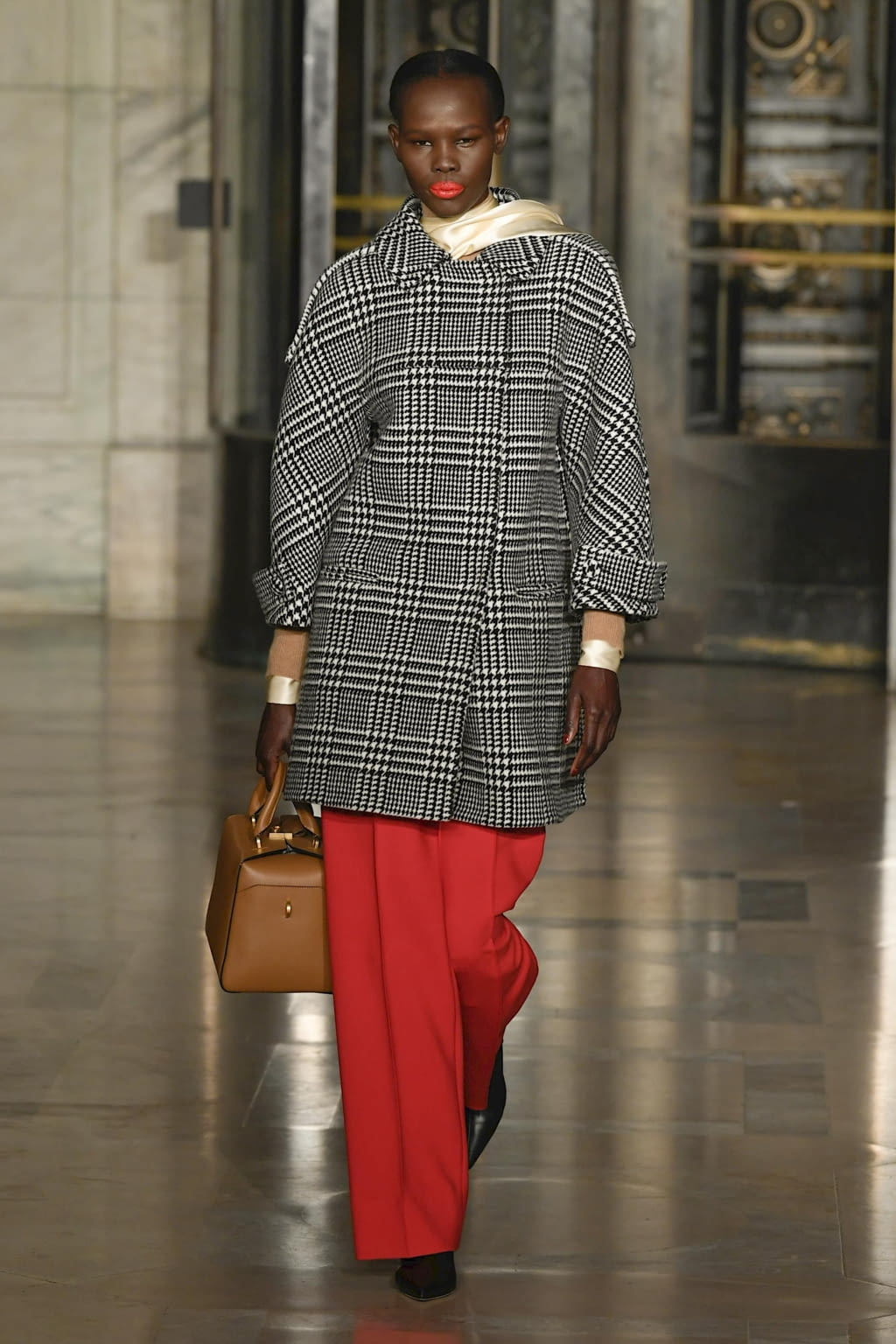Fashion Week New York Fall/Winter 2020 look 5 from the Oscar de la Renta collection womenswear