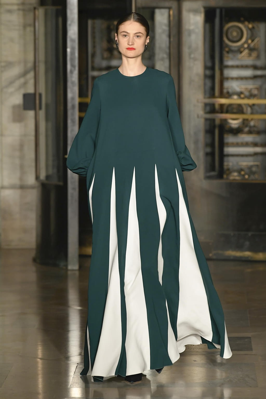 Fashion Week New York Fall/Winter 2020 look 33 from the Oscar de la Renta collection 女装