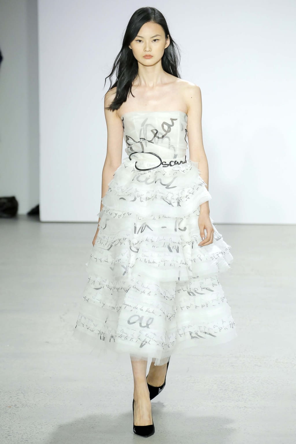 Fashion Week New York Spring/Summer 2018 look 40 from the Oscar de la Renta collection womenswear