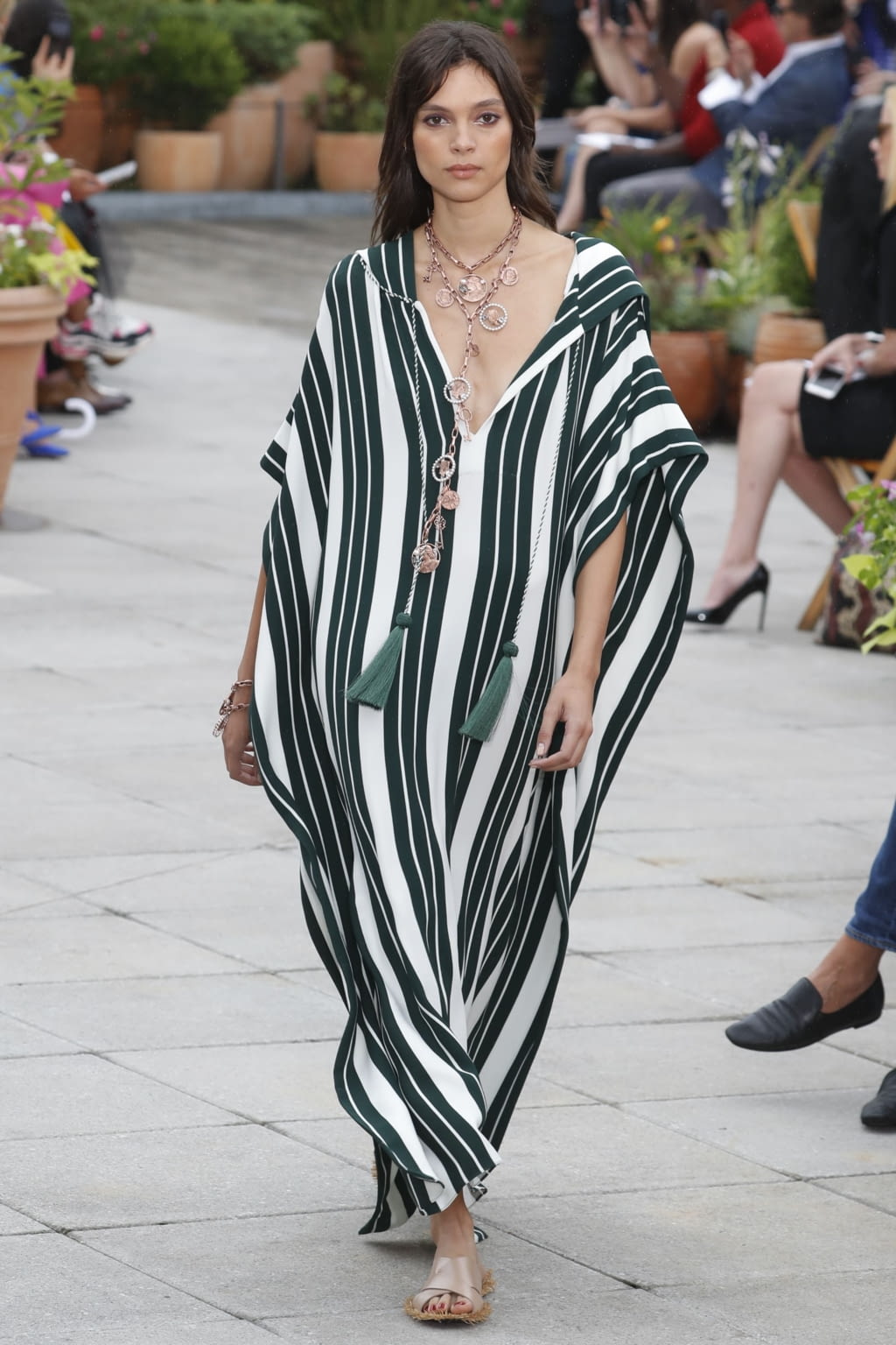Fashion Week New York Spring/Summer 2019 look 17 from the Oscar de la Renta collection womenswear