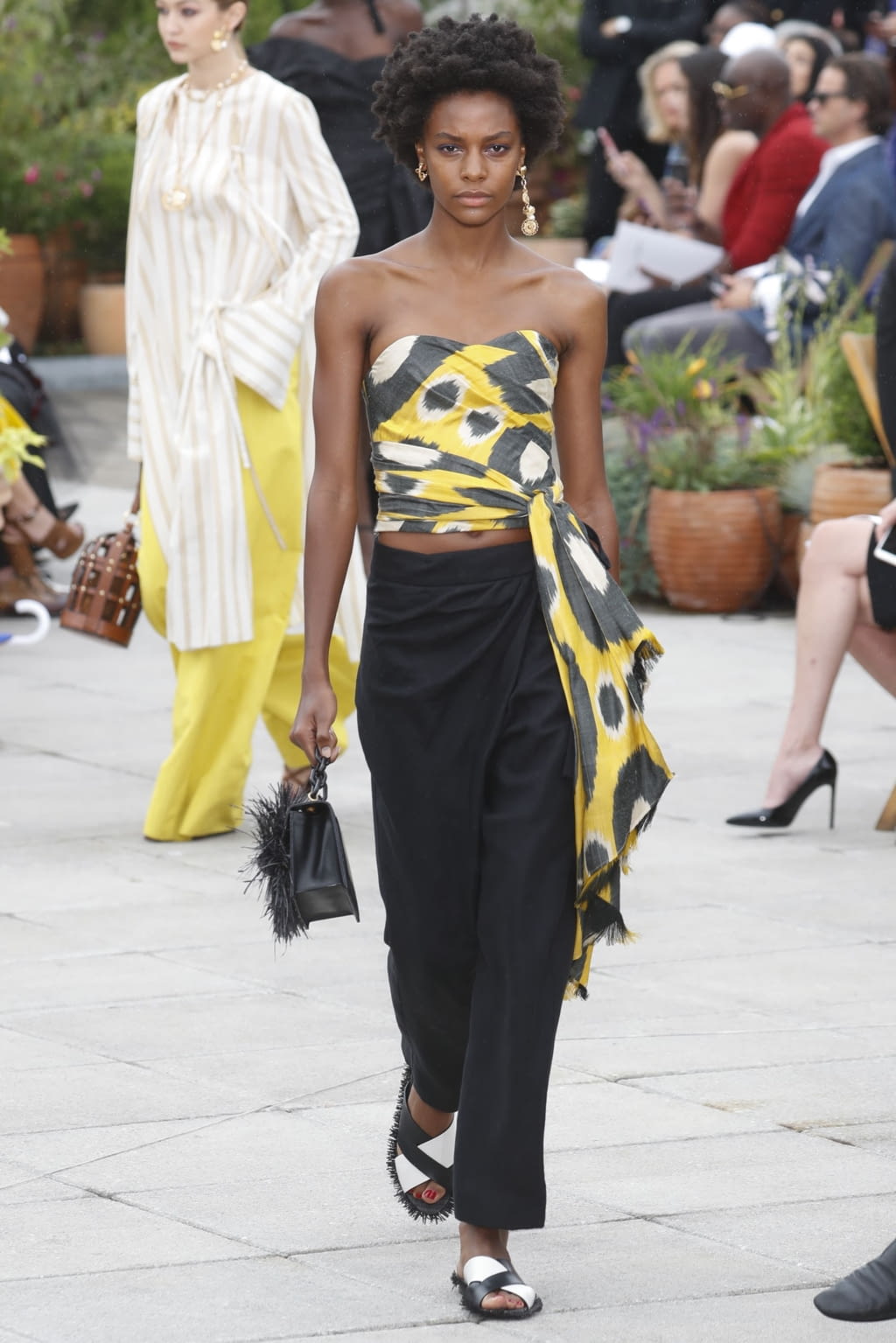 Fashion Week New York Spring/Summer 2019 look 22 from the Oscar de la Renta collection womenswear