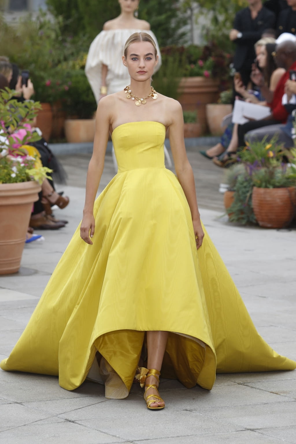 Fashion Week New York Spring/Summer 2019 look 26 from the Oscar de la Renta collection womenswear