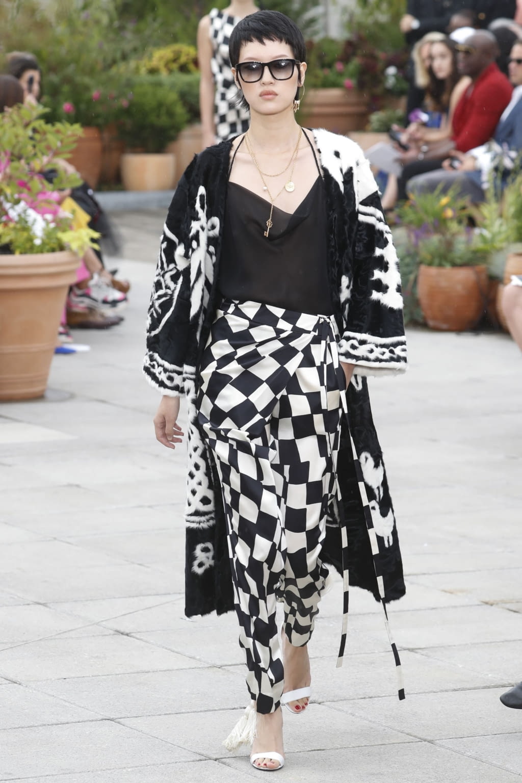 Fashion Week New York Spring/Summer 2019 look 42 from the Oscar de la Renta collection womenswear