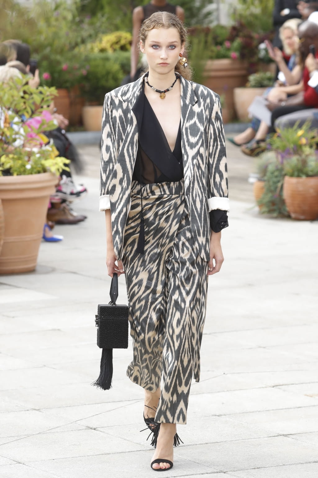 Fashion Week New York Spring/Summer 2019 look 60 from the Oscar de la Renta collection womenswear