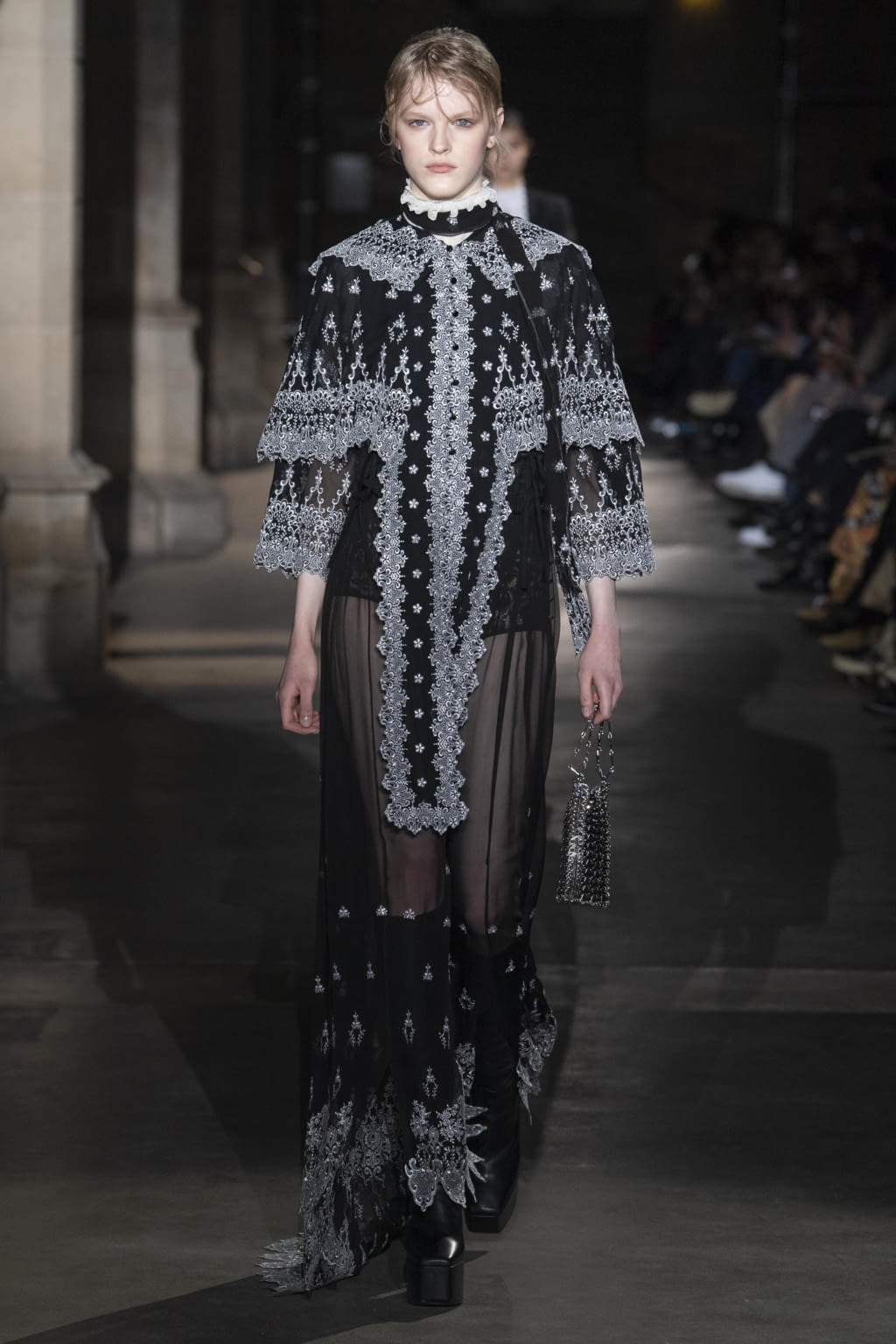 Fashion Week Paris Fall/Winter 2020 look 11 from the Rabanne collection 女装