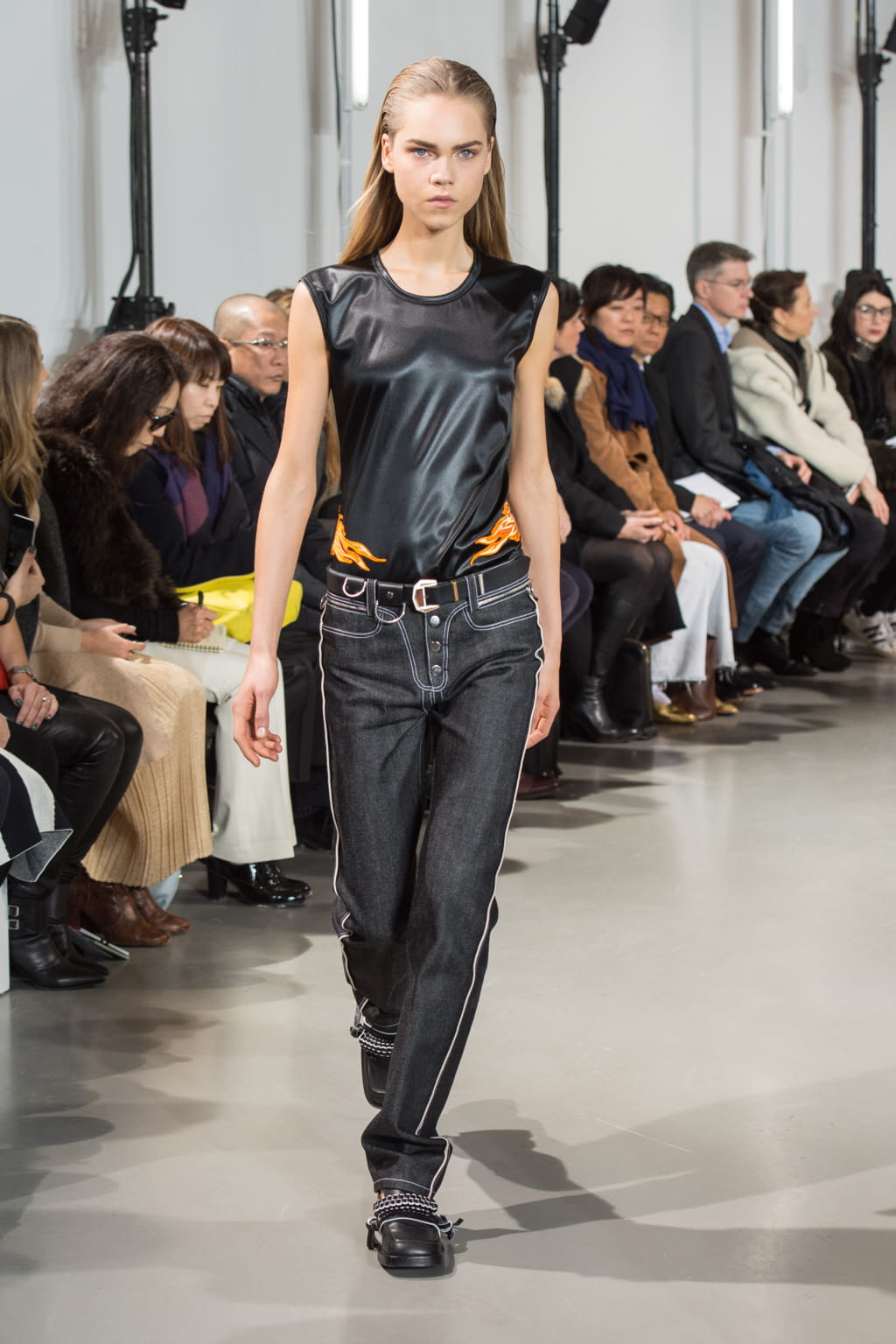 Fashion Week Paris Fall/Winter 2016 look 14 from the Rabanne collection 女装