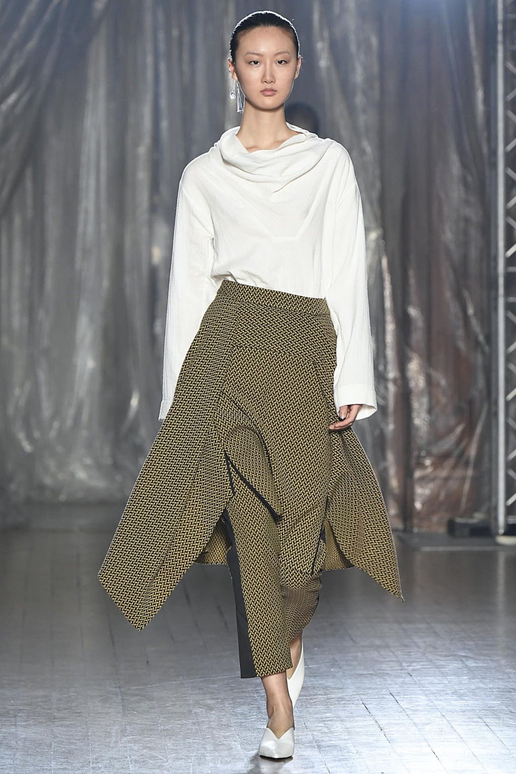 Fashion Week London Fall/Winter 2018 look 14 from the Palmer Harding collection womenswear